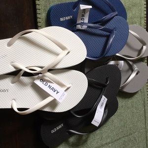 4 pairs of old navy new flip flops